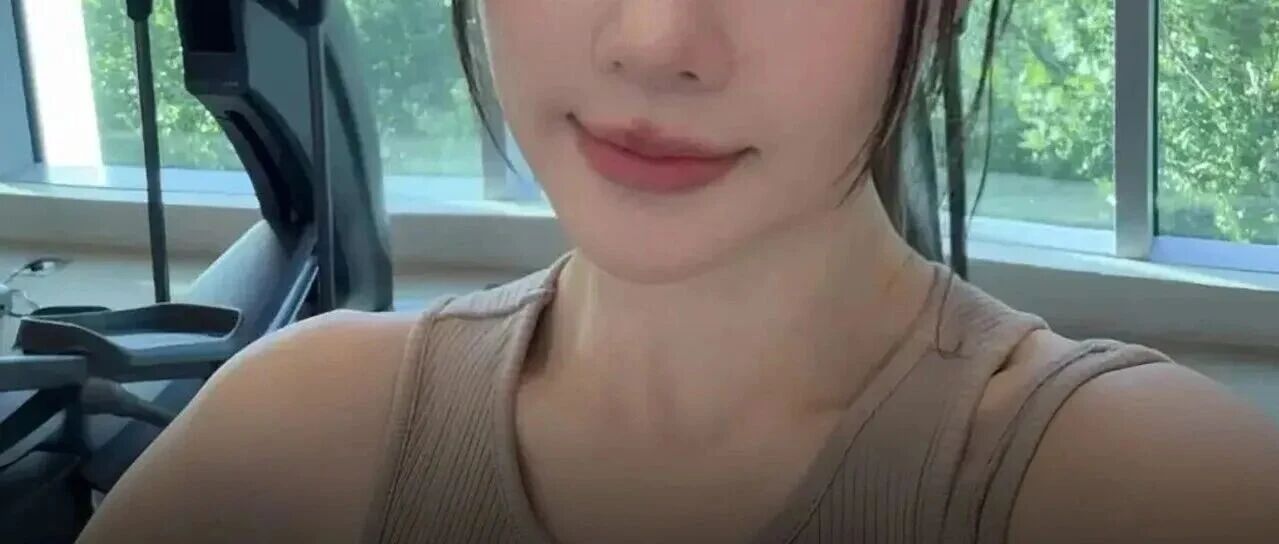 李小璐太撩人!穿8cm瑜伽裤健身,网友:连妈妈臀,都没有...
