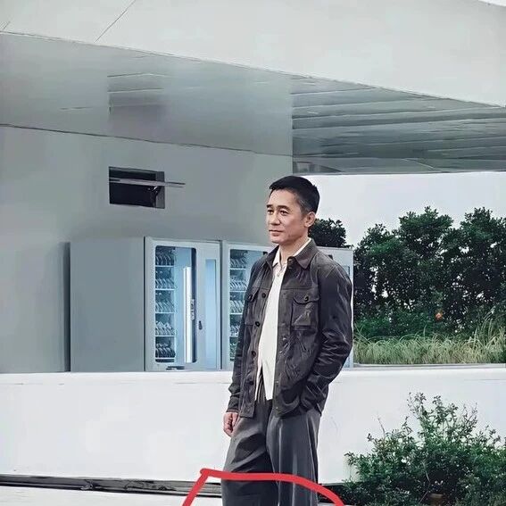 梁朝伟个子不高 穿着也不讲究 看不出他是影帝,和路人一样朴实朴素