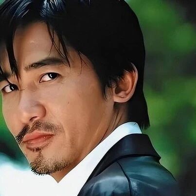 梁朝伟发声!定居日本真相曝出,刘嘉玲说内情,张国荣的话印证了