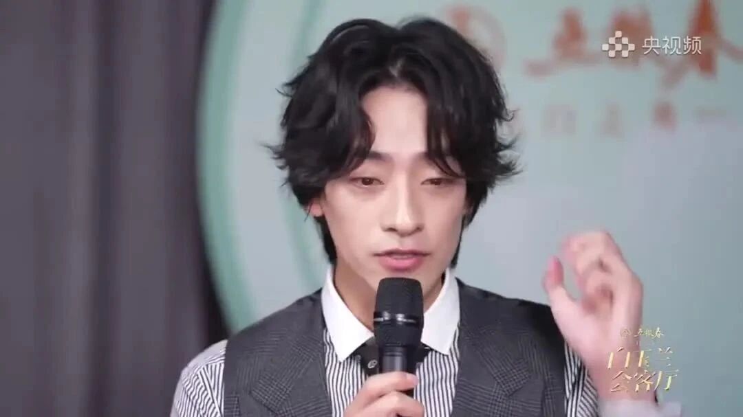 钟楚曦郑云龙亮相上海电视节红毯