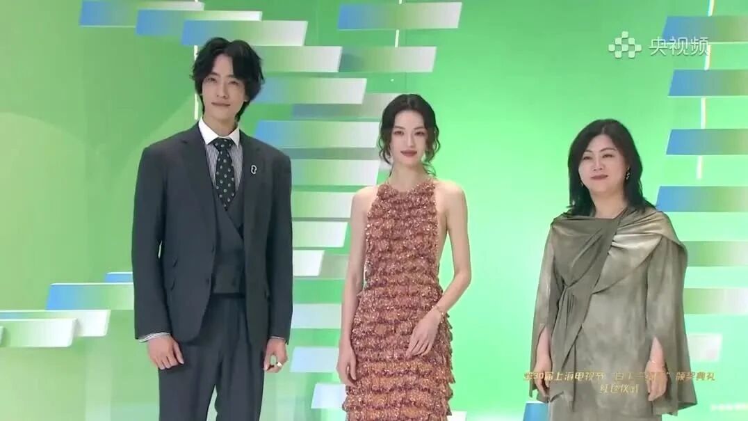 钟楚曦郑云龙亮相上海电视节红毯