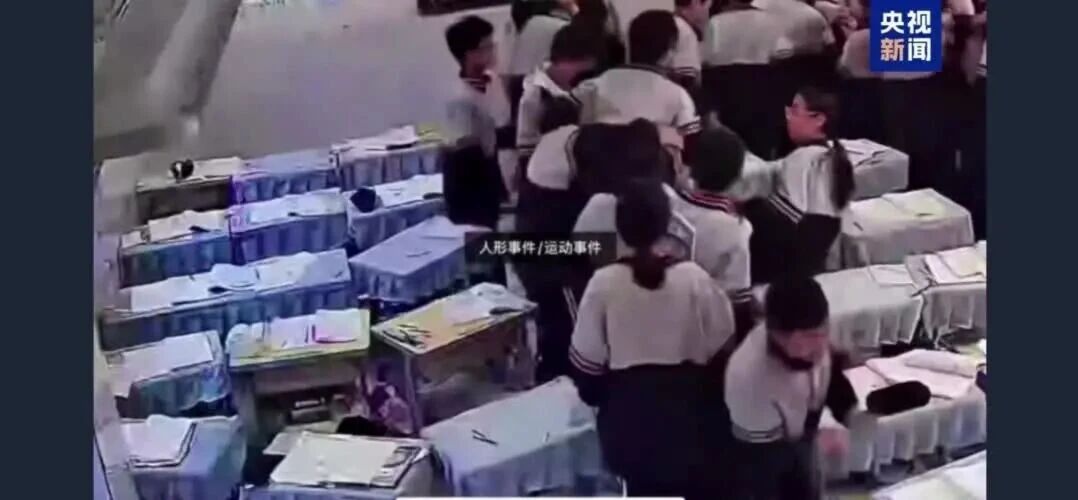 地震抱残疾同学撤离