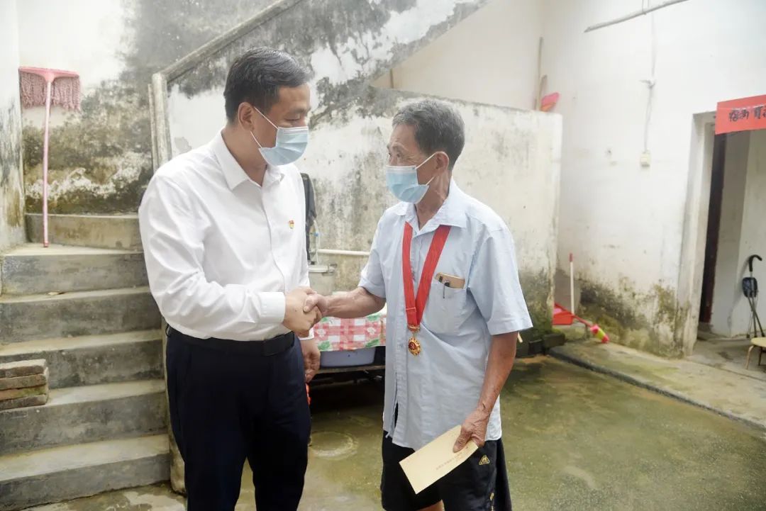 雷州市领导开展革命传统教育暨市委理论学习中心组现场学习会