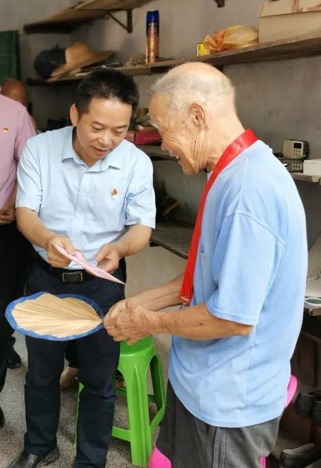 柯俊,梁虎泉一行分别到许屋村黄群英,殷屋村殷庚,文车村杨景的家中,每