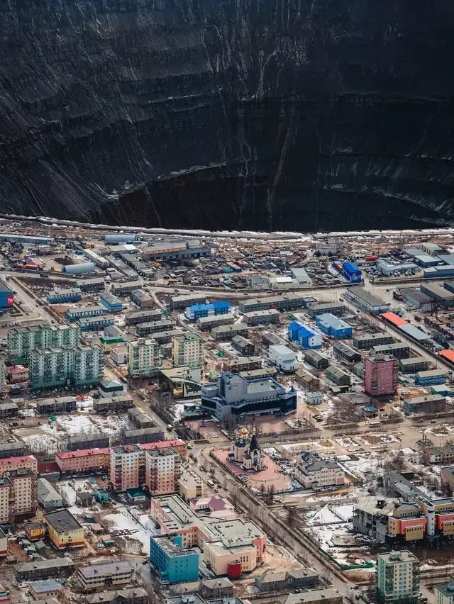 r/megalophobia - Diamond mine in Mirny