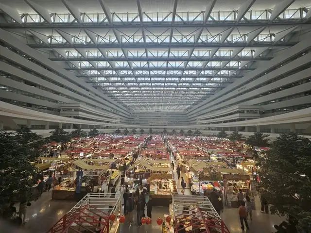 r/megalophobia - Huge immigration building in Bangkok