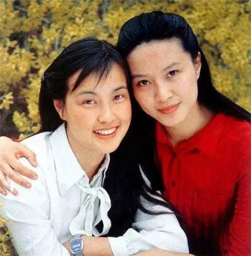 61岁方舒和62岁刘晓庆近照一个自然老去一个还在享受冻龄18岁