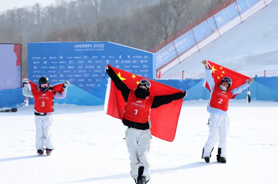 2025年2月12日，第九届亚冬会自由式滑雪女子大跳台决赛，中国选手刘梦婷（中）、韩林杉（左）、杨如意分别获得冠、亚、季军（图：新华社记者 张晨霖）