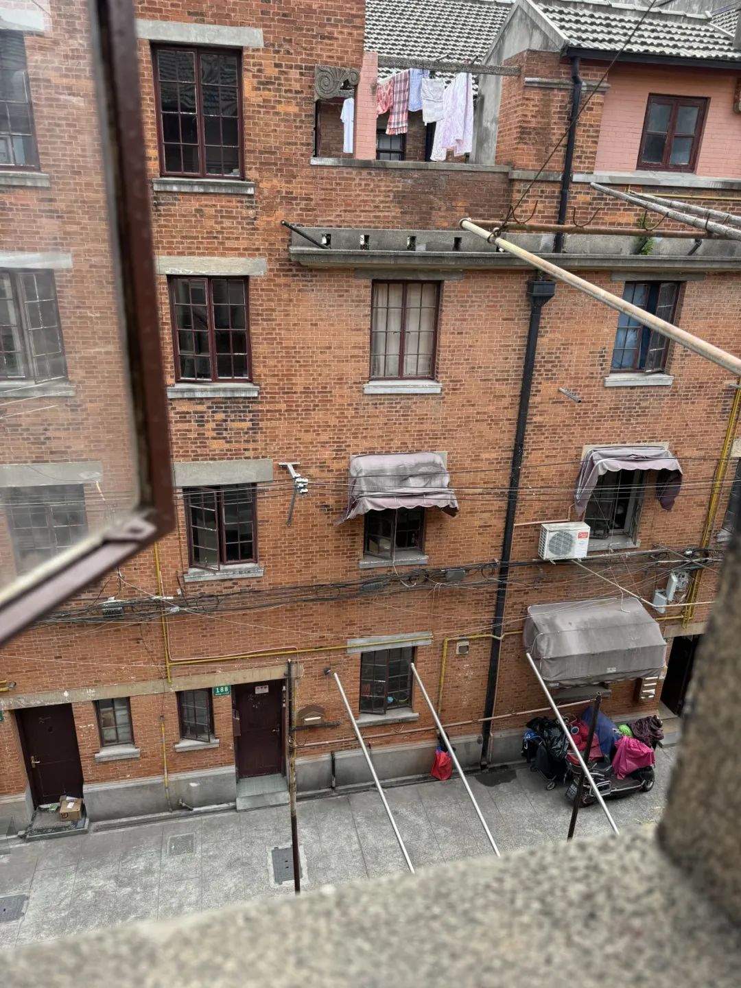 静安别墅是上海最大的新式里弄住宅群，推开窗，仍是百年前的老式洋房景象 图/本刊记者孙凌宇