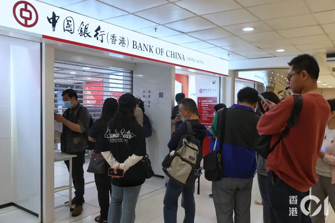 清明及复活节假期后首日，中港城2楼的中国银行分行，在早上9时开门前，已有约20多人在排队等候派筹，大部份来自内地。 （张浩维摄）