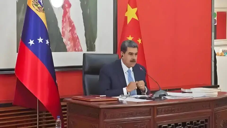 马杜罗秀中国手机:美国窃听不了