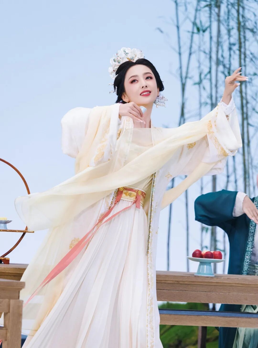 女性身着白色传统中国服饰，在竹林中舞蹈