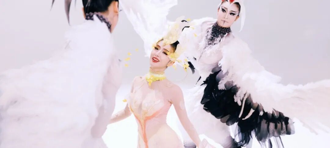 三位女性身着天鹅主题服饰表演舞蹈