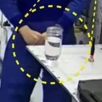 中国空间站造假？外国网友发现“漏洞”，水杯和水都没漂浮起来