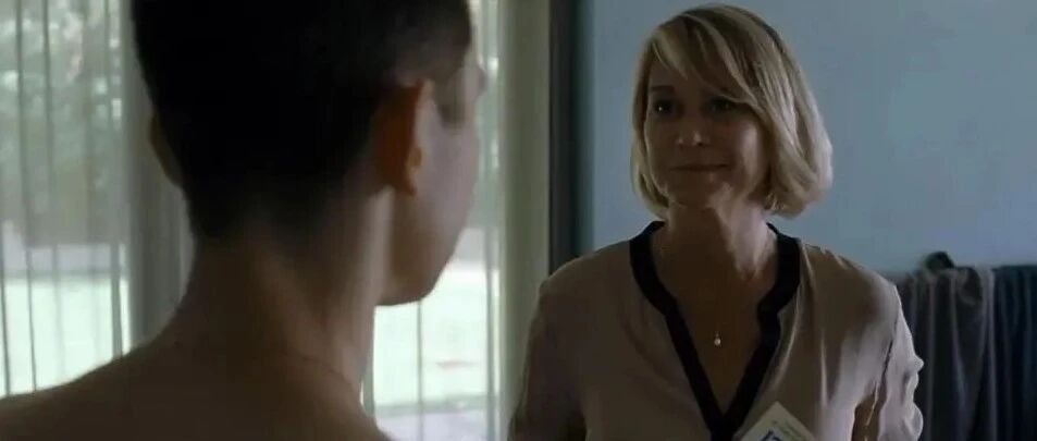 羞耻感爆棚的电影，中产阶级大妈和小鲜肉的情欲事