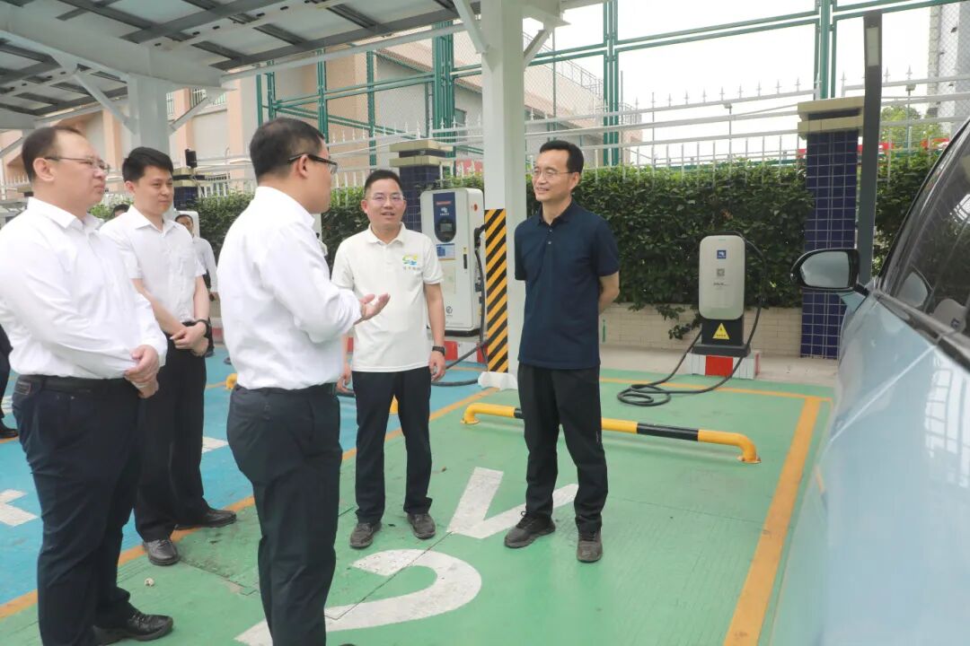 2025年4月22日，市委书记张爱军到肇庆“光储充换放”欧标综合能源站调研。肇庆市融媒体中心记者 刘春林 摄.JPG