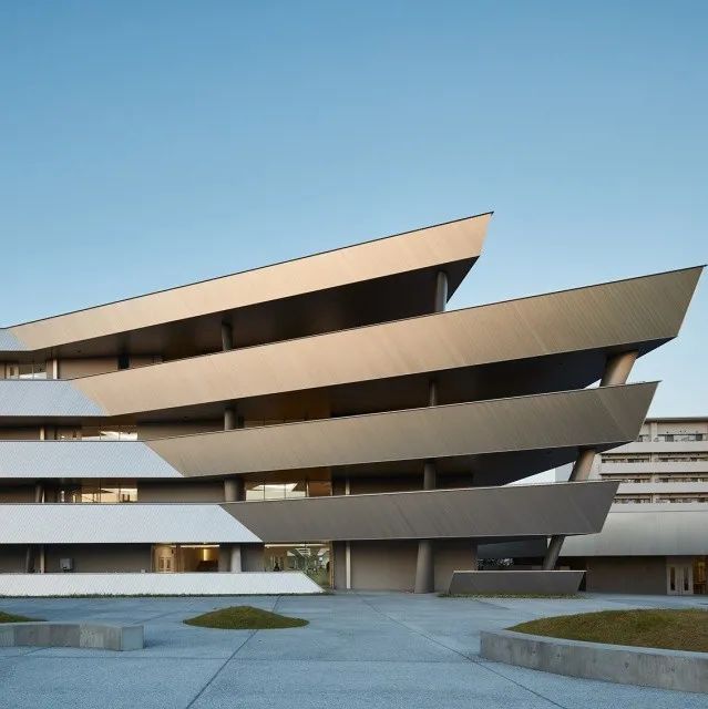驶向未来的“巨轮” - 大阪学院大学高等学校 / Atsushi Kitagawara Architects