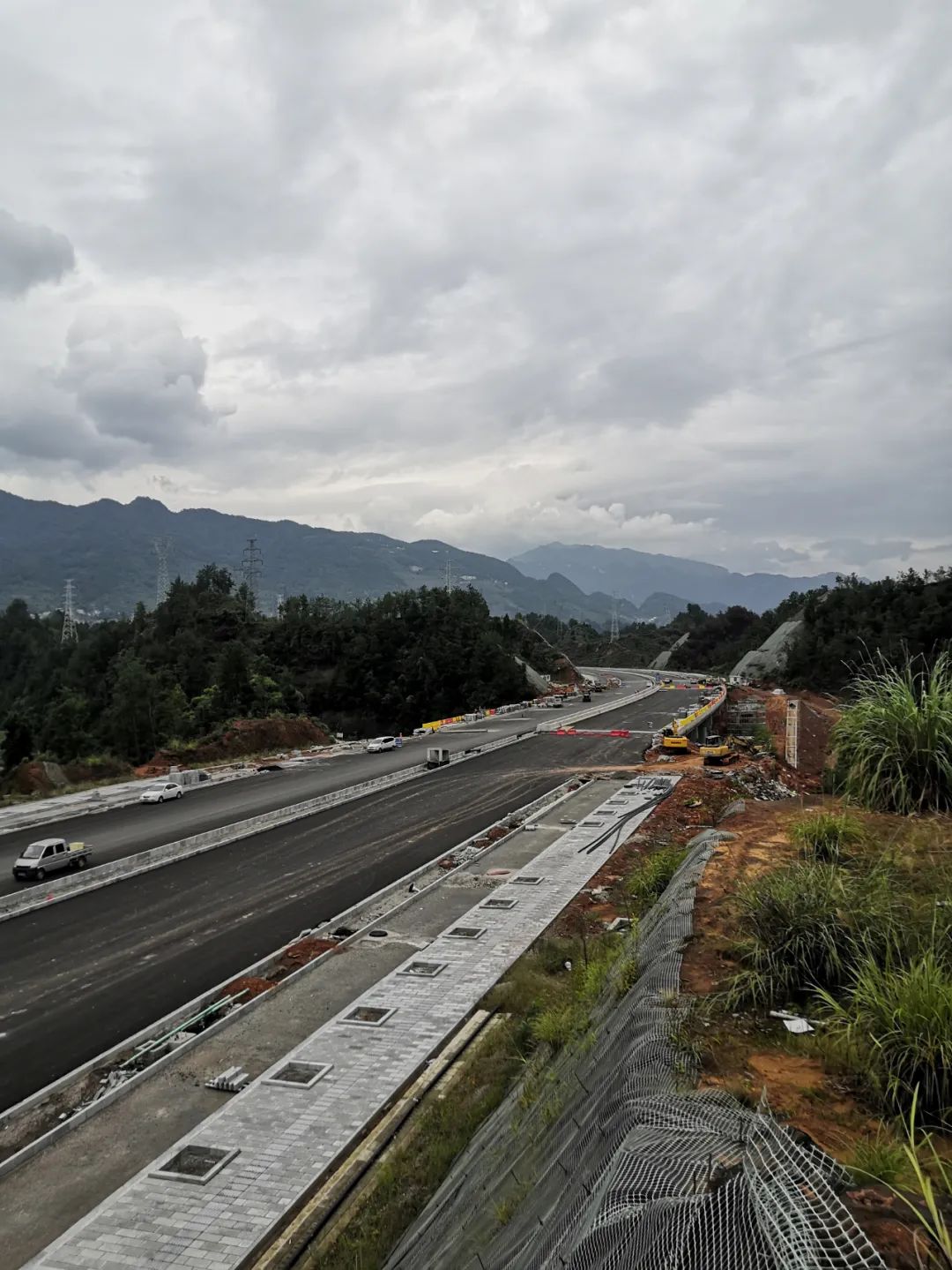 国庆期间,跟朋友一起去高旗大道拍照,看到高旗大道通车,松树坪至旗峰