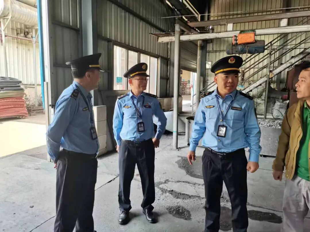 2梁材（右二）到企业开展执法检查2.jpg