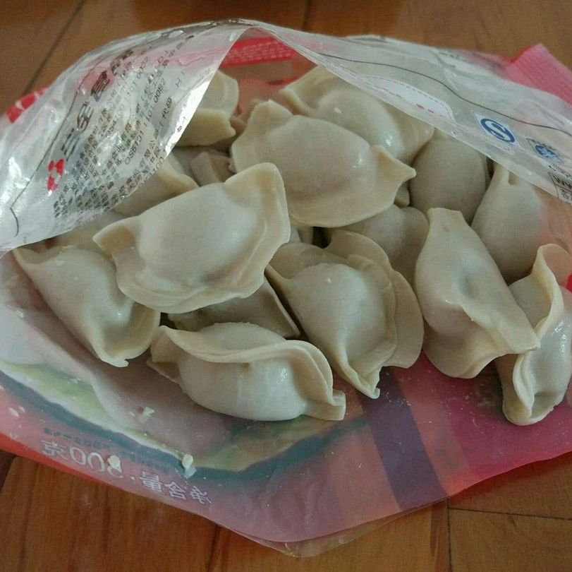 煮饺子时,是冷水还是开水下锅?都不对,大厨教你正确