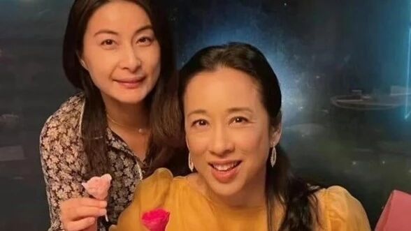 郭晶晶和婆婆朱玲玲第一次见面,餐厅门口守着一大堆记者,他们等着看笑话