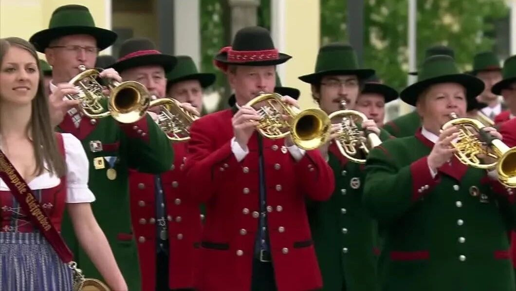 乐团演奏《冯.勋菲尔德男爵进行曲》