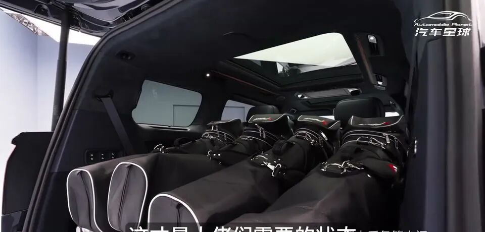 极氪009后备箱放置多个高尔夫球包。