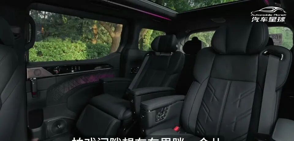 从前排看极氪009后排座椅布局。