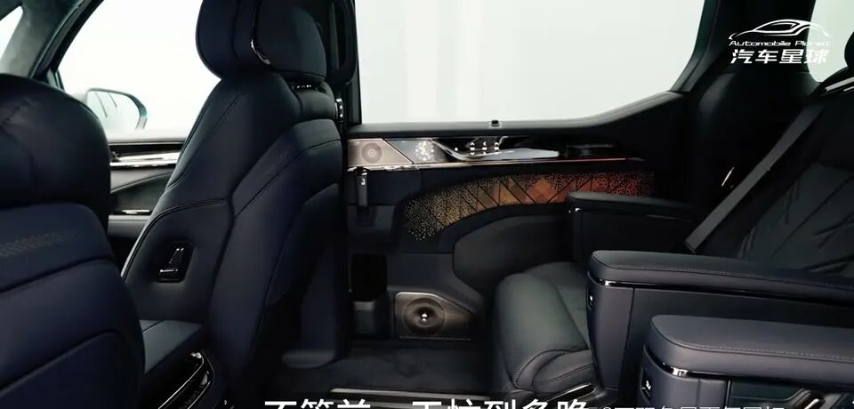 极氪009车内环境光与音响细节。