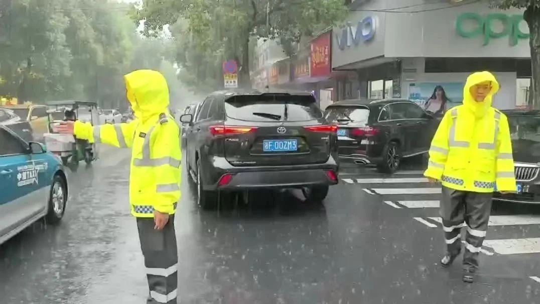 交警在大雨中为高考生撑伞