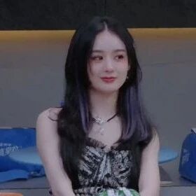 《开始推理吧》队员一起讨论推理，郭麒麟让赵丽颖请大家吃饭，无奈了