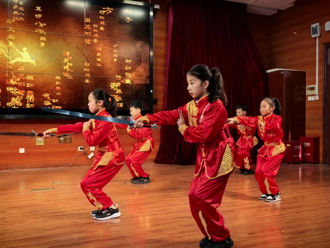 序号20_图片1（以学校全称、图片说明作_长宁实验小学学生表演《剑韵武魂》，尽显中华武术的豪情与魅力.jpg