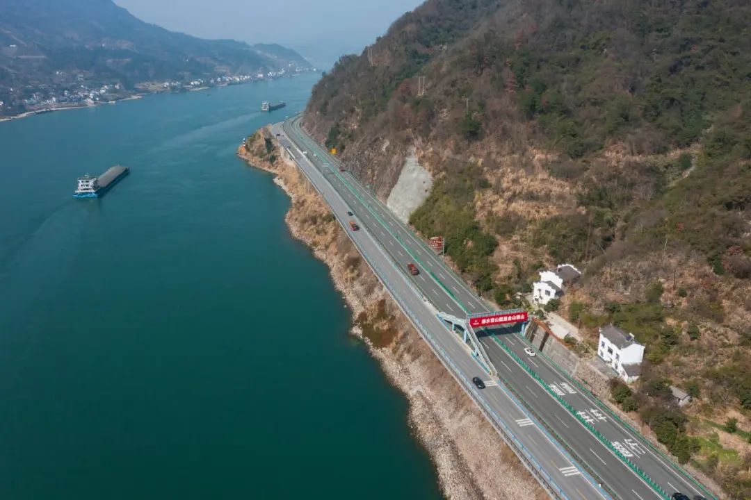 西陵峡中依江而行的三峡专用公路  汤伟摄