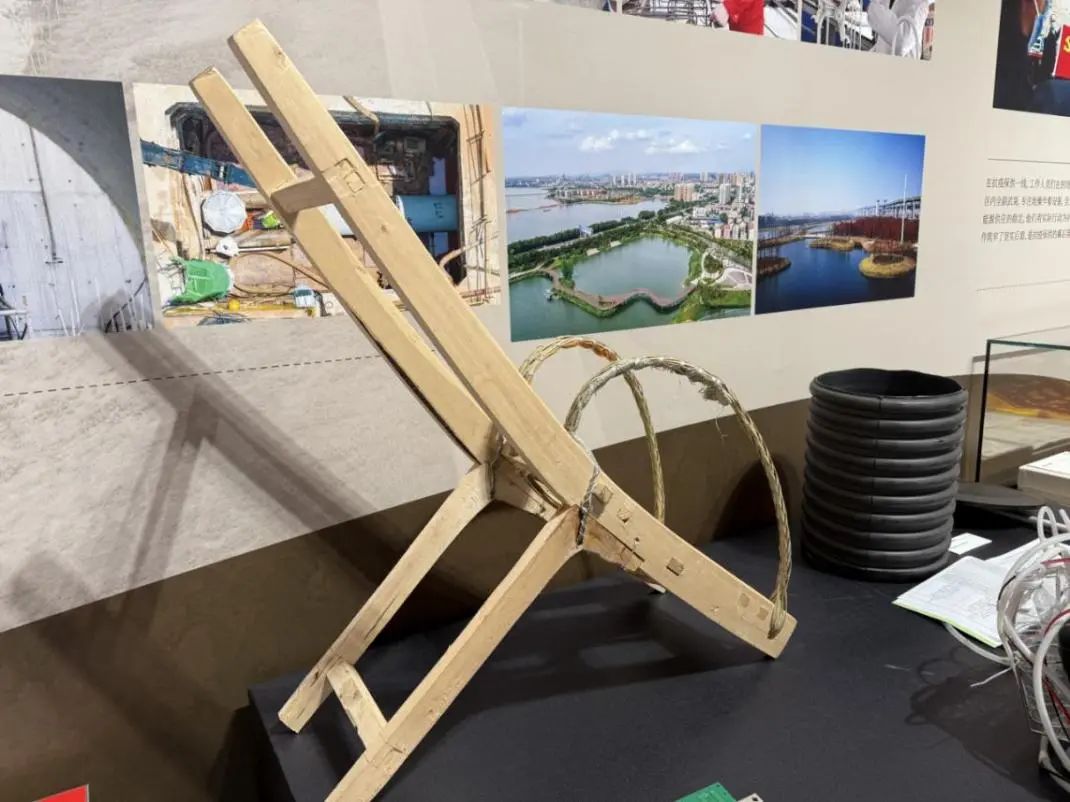 三峡工程博物馆里展出的光伏组件转运背夹（袁向南 摄）