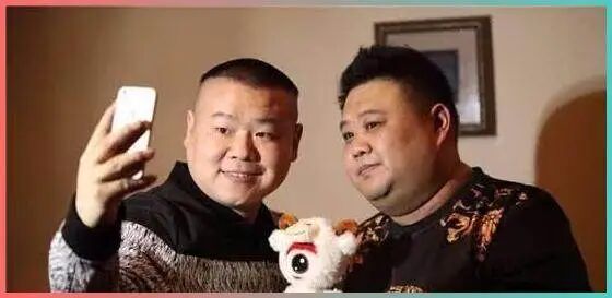 相声演员舞台表演与观众互动