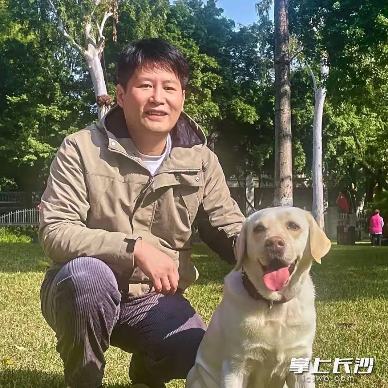 趙秋寶和他的導(dǎo)盲犬阿爾法受訪者供圖圖片