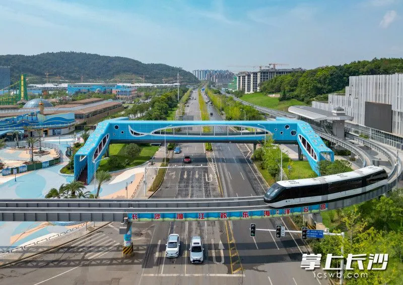 云巴在人行橋前穿梭駛過(guò)游客可在此下車(chē)通過(guò)人行橋來(lái)到歡樂(lè)海洋圖片