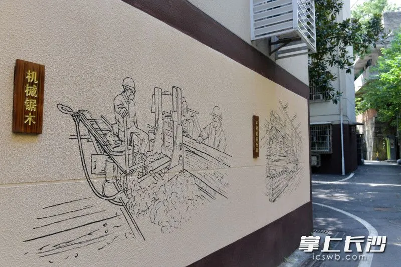 木材廠小區(qū)將手工鋸木木材加工等木材廠特有的生產(chǎn)場景繪制在墻上特色鮮明圖片