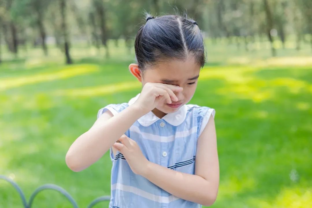 小女孩哭着擦眼泪图片素材