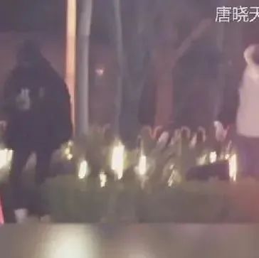 演员唐晓天近况,深夜和女子现身酒吧,疑似恋情曝光