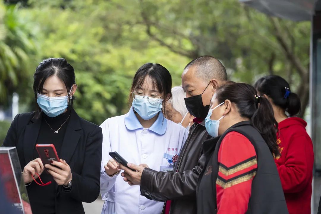 "遂宁市第三人民医院党委委员,副院长喻晓刚告诉记者,核酸采集现场