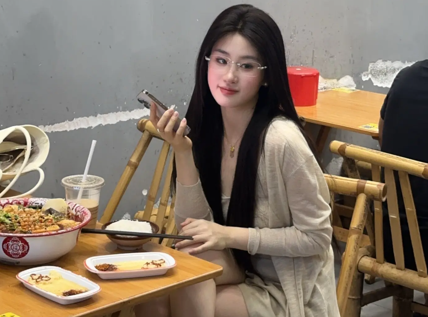 撞脸刘亦菲网红“刘一菲”改名