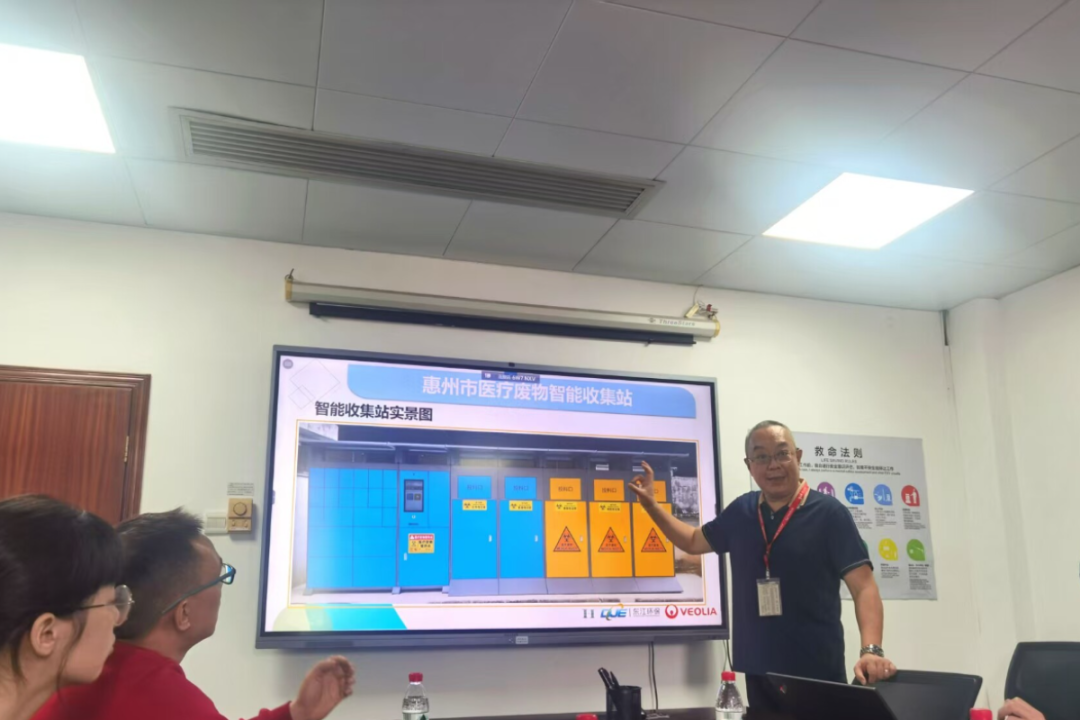 东江威立雅总经理高勇介绍智能收集站。摄影：邹长森