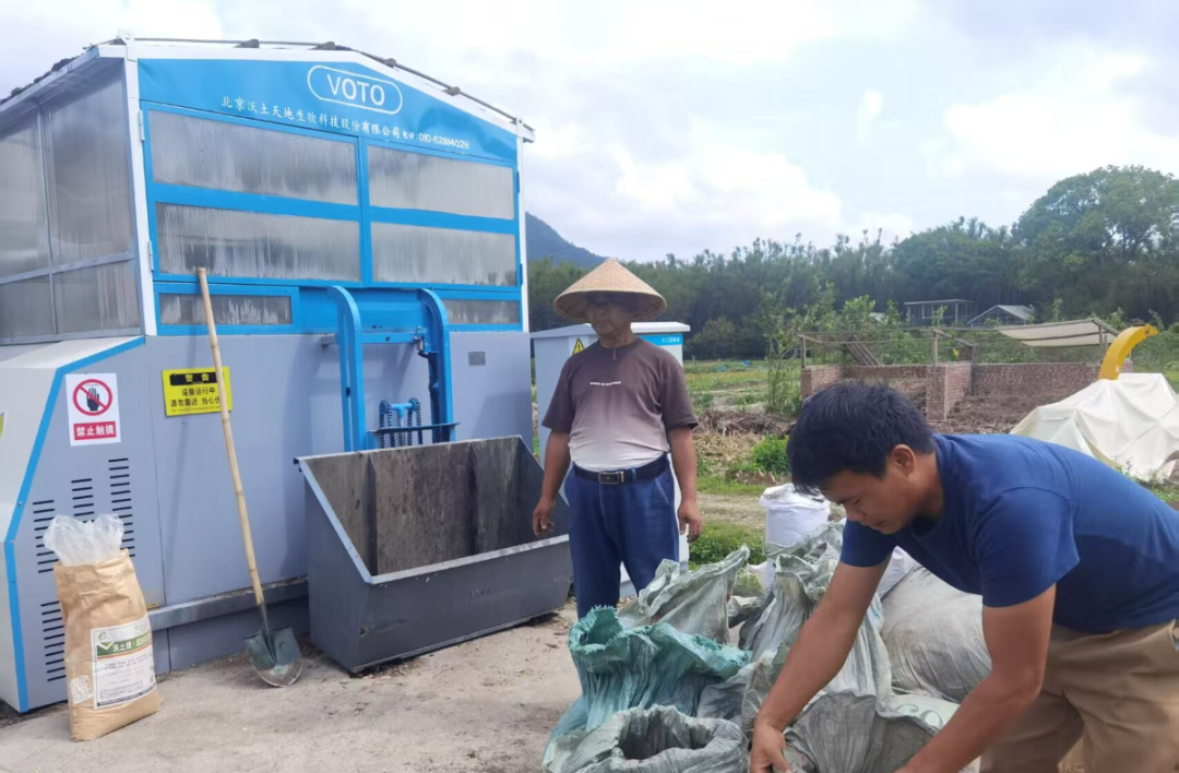 工作人员用混流箱堆肥。摄影：邹长森