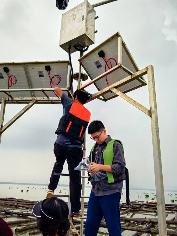 周海超（绿背心）在安装监测设备