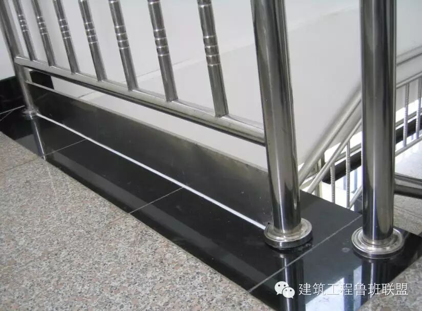 楼梯上部加防护挡板