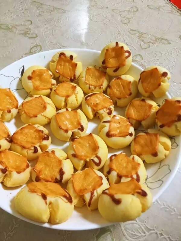 姿势的蒜香面包↓绣球馒头以及椒盐花卷儿↓豆沙蜜粽~一直想做肉粽,太