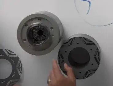 看了特斯拉劲敌 Lucid的介绍 ，秒懂扁线电机。的图31