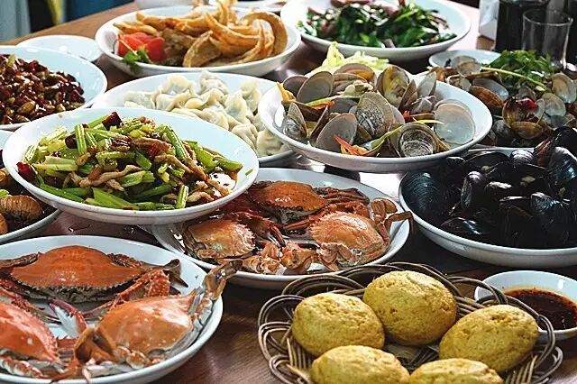 做菜丝毫没怠慢,价格也还是依旧亲民~ 当这一桌子山珍海味摆满时才醒