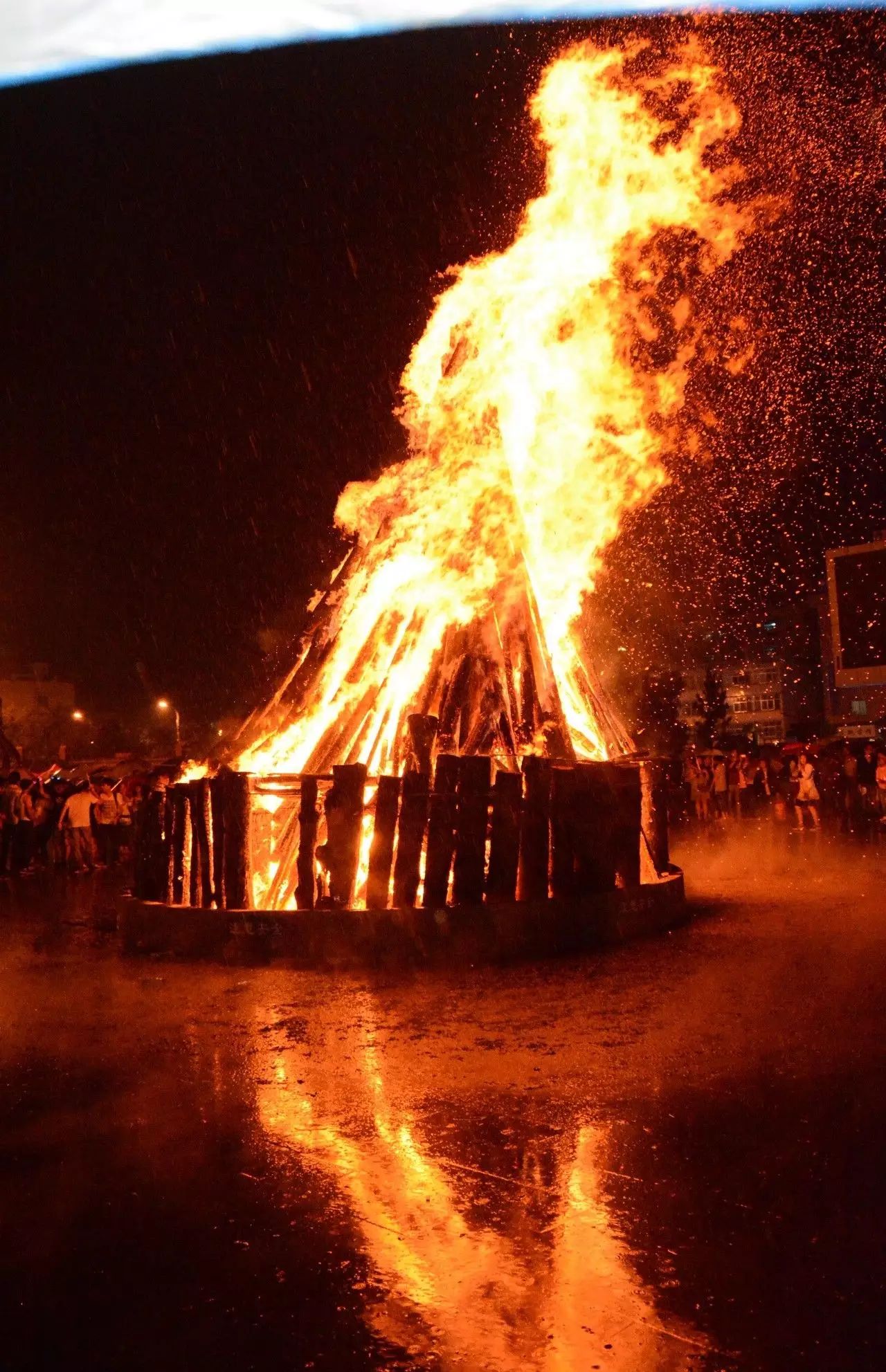 與往年不同,今年的縣慶暨火把節慶祝活動以